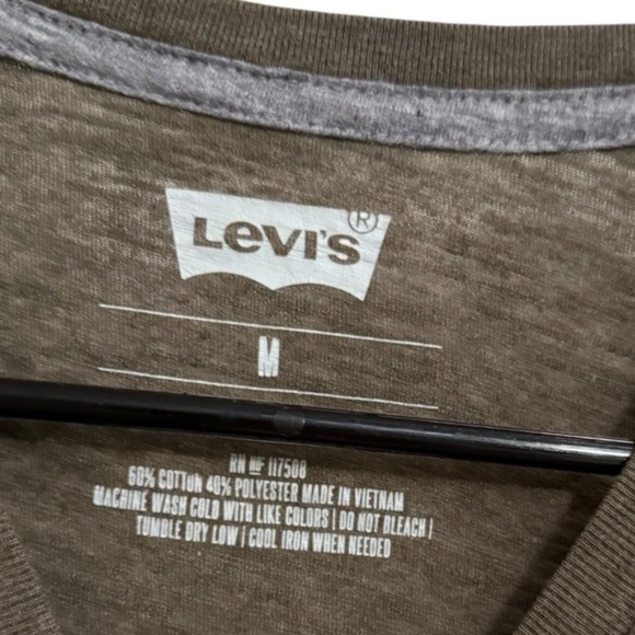 Levi’s Olive Green V Neck Pocket Tee Men’s Size Medium - Picture 3 of 4